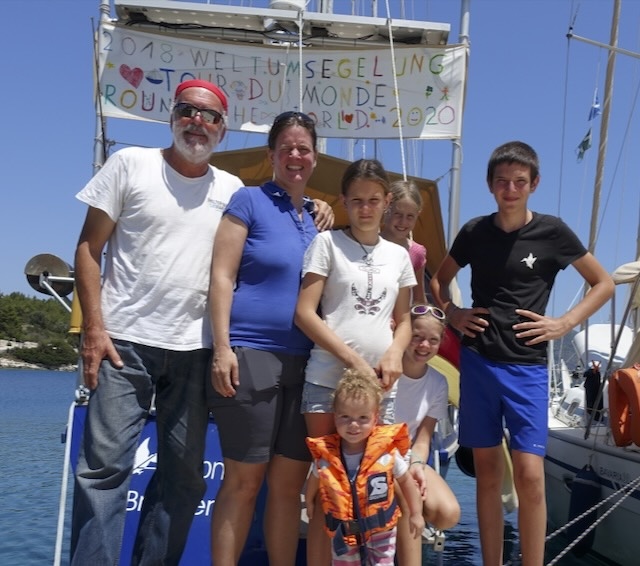 Über mich 2 Crew der Weltumsegelung mit Hansi, Jutta, Antonia, Andrea, Anna, Magdalena und Tobias am Heck des Segelboots Alkyone