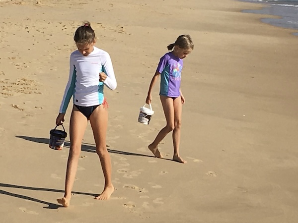 Über mich 3 Meine Kinder auf Schatzsuche am Sandstrand mit Eimern, auf der Suche nach Muscheln und Seeglas