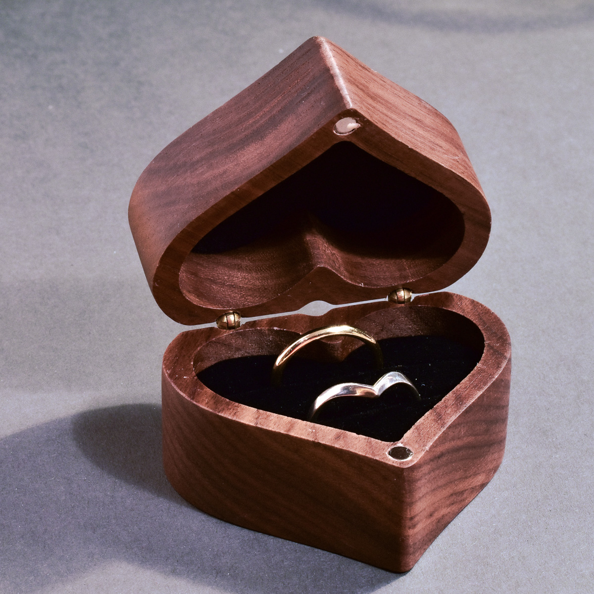 Dein Individueller Schmuck 5 Schmucksschatulle aus dunklem Holz in Herzform mit zwei Schlitzen für Ehering und Wishbone Ring – ein romantischer Aufbewahrungsort für Deine wertvollen Schmuckstücke.