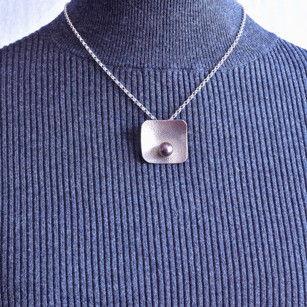 „Schimmer der Tiefe“ – Silberanhänger mit Tahitiperle, getragen