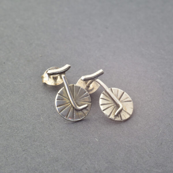 Ohrstecker in Form eines Einrads aus Silber
