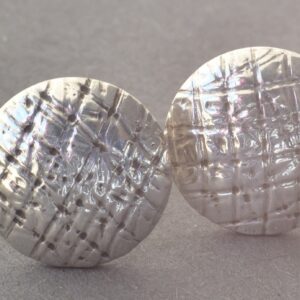 Silberne Ohrstecker mit Fischernetz-Muster, rund und leicht gewölbt Header
