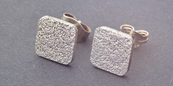 Paar Ohrstecker Wüstenwind aus recyceltem Silber mit sandiger Oberfläche - Header