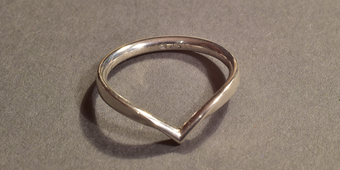 Wishbone-Ring – handgefertigter Ring aus recyceltem Silber in V-Form