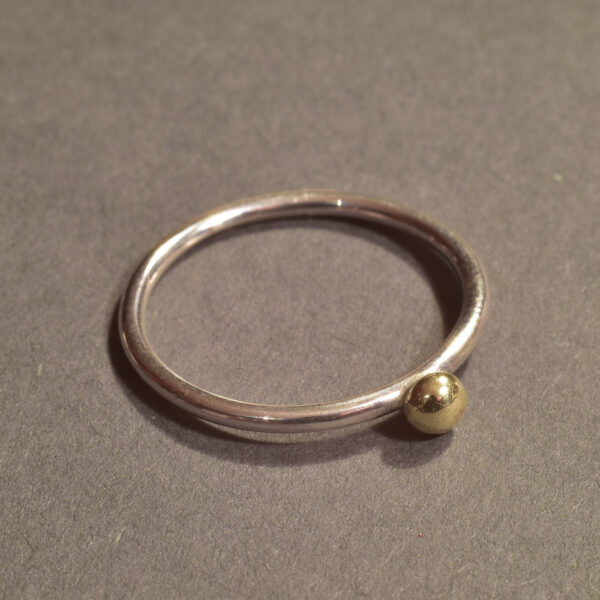Silberring mit Goldakzent, angenehm rund