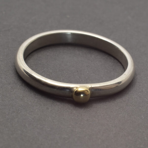 Silberring mit Goldakzent, angenehm rund im Detail