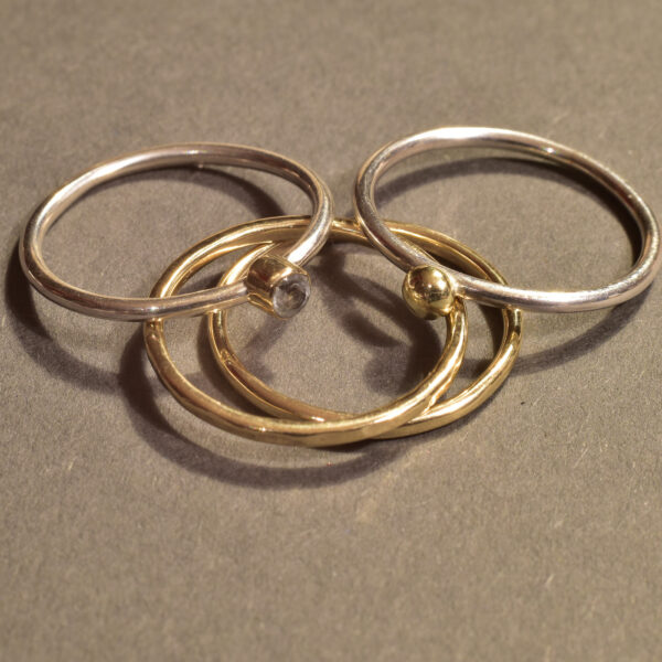 Silberner Stackingring mit kleiner Goldkugel – maritimer Schmuck in Handarbeit