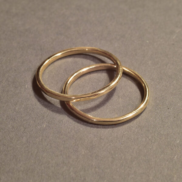 Gehämmter und glatterGoldring – Teil eines Stackingring-Sets, inspiriert von Sonnenlicht auf Wasser