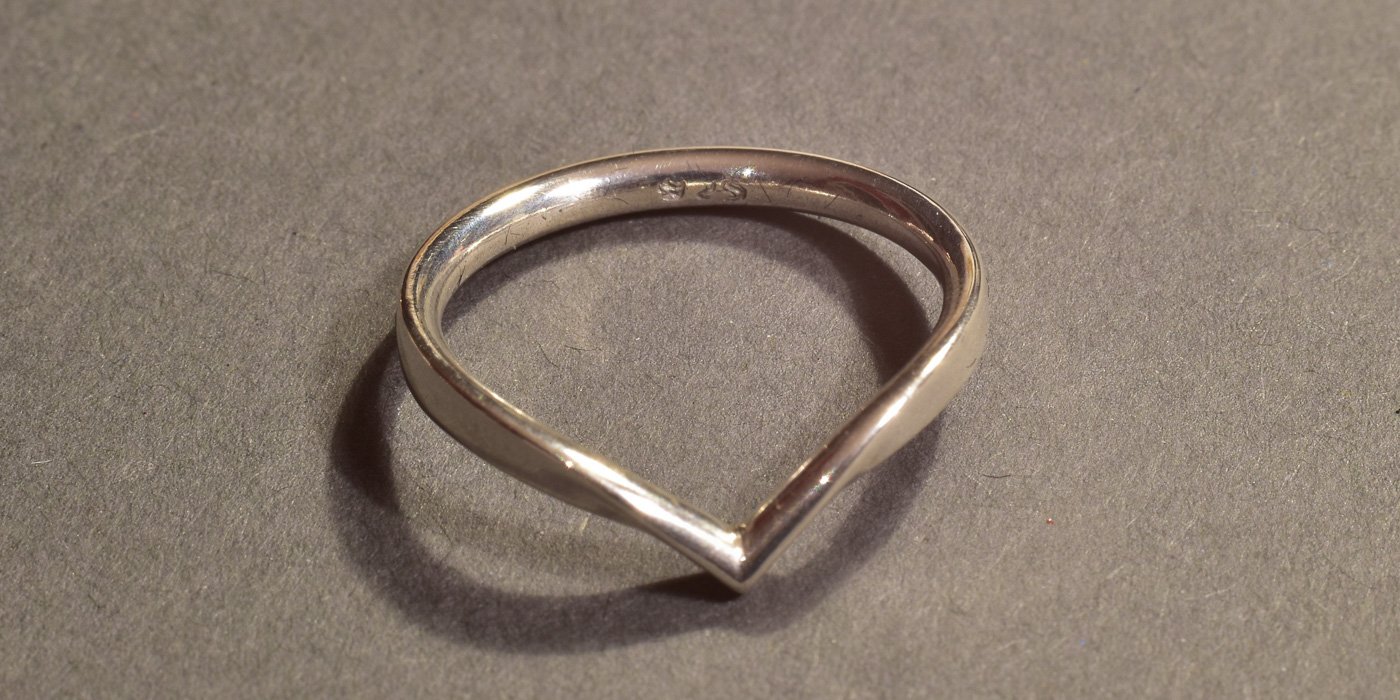 Wishbone-Ring aus recyceltem Silber in V-Form Header